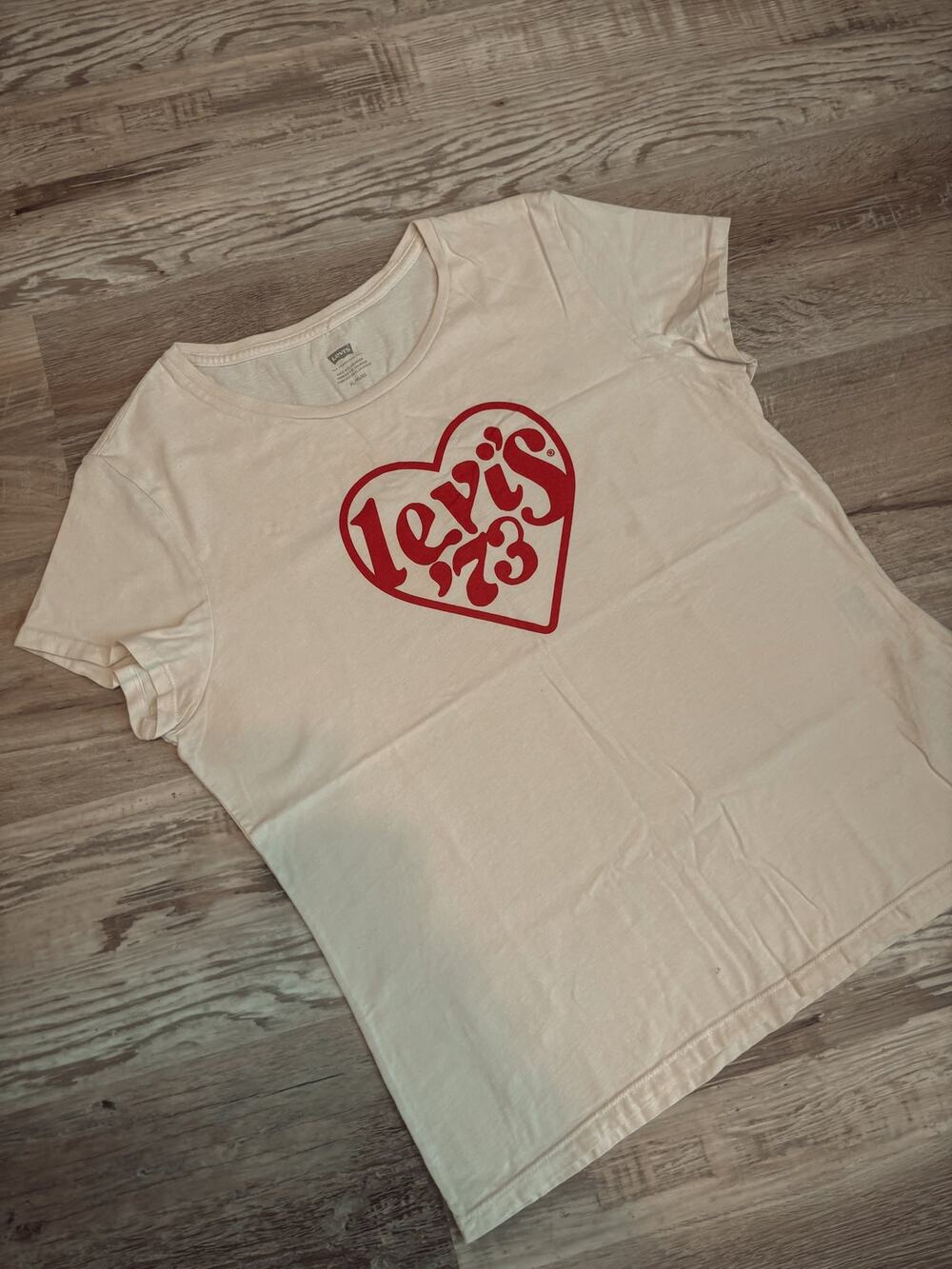 levi's '73 heart baby tee